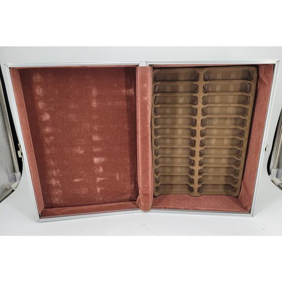 8 TRACK TAPE STORAGE / VINYL CARRYING CASE HOLDS 24 TAPE CARTRIDGES / VINTAGE - Picture 11 of 11